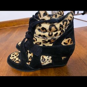 Black/leopard wedge